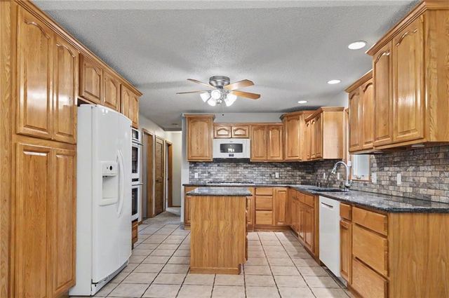 815 Kouns Lane, Edwardsville, KS 66111