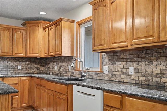 815 Kouns Lane, Edwardsville, KS 66111