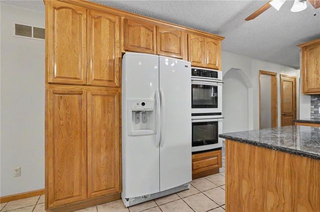 815 Kouns Lane, Edwardsville, KS 66111