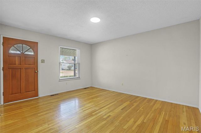 7443 Foxfield Drive, Hazelwood, MO 63042