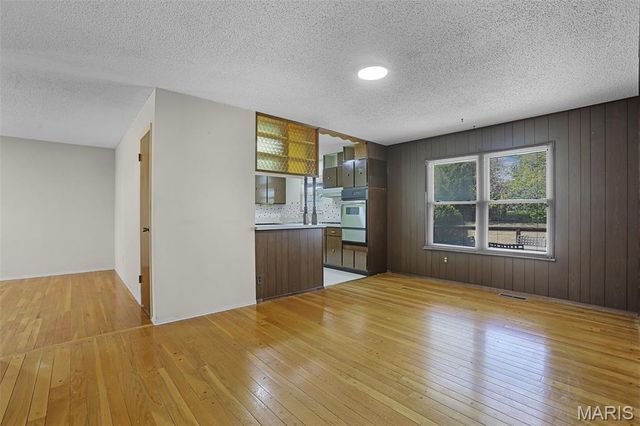 7443 Foxfield Drive, Hazelwood, MO 63042