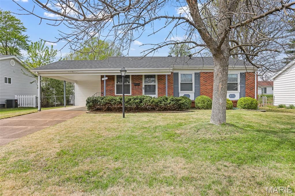 7443 Foxfield Drive, Hazelwood, MO 63042