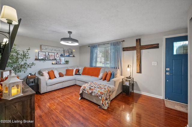 9002 Hatlerhall Dr, Louisville, KY 40291