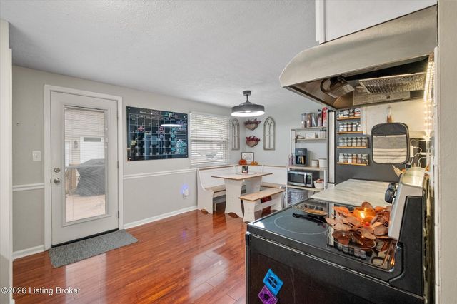 9002 Hatlerhall Dr, Louisville, KY 40291