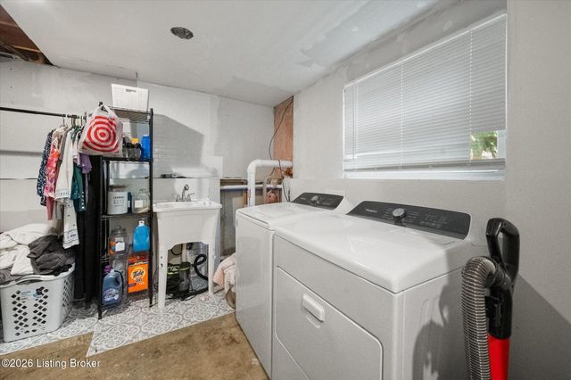 9002 Hatlerhall Dr, Louisville, KY 40291