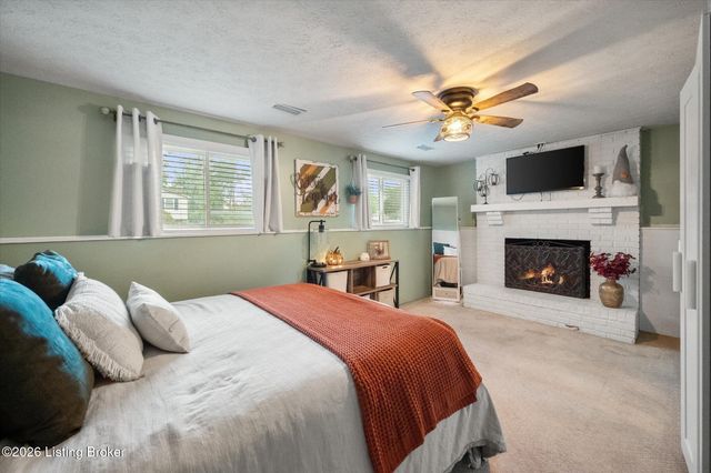 9002 Hatlerhall Dr, Louisville, KY 40291