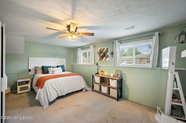 9002 Hatlerhall Dr, Louisville, KY 40291