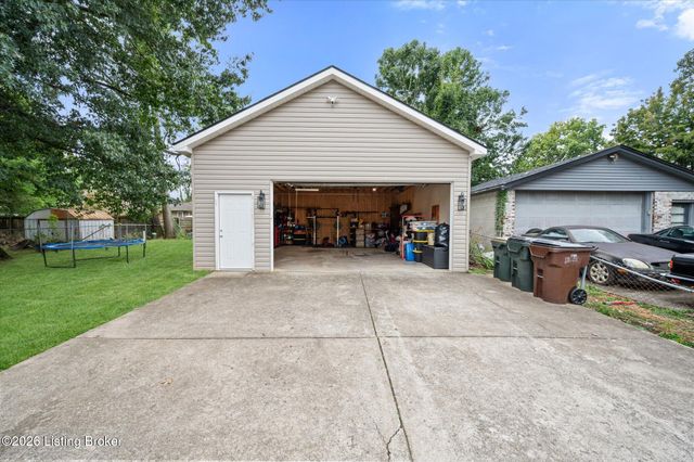 9002 Hatlerhall Dr, Louisville, KY 40291