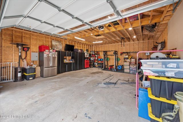 9002 Hatlerhall Dr, Louisville, KY 40291