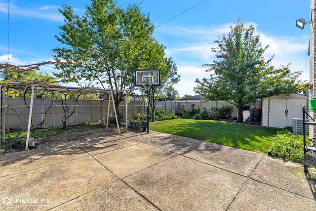 8619 Linder Avenue, Burbank, IL 60459