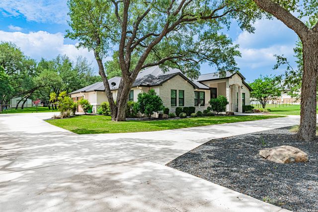 128 BRIDGEWATER DR, La Vernia, TX 78121