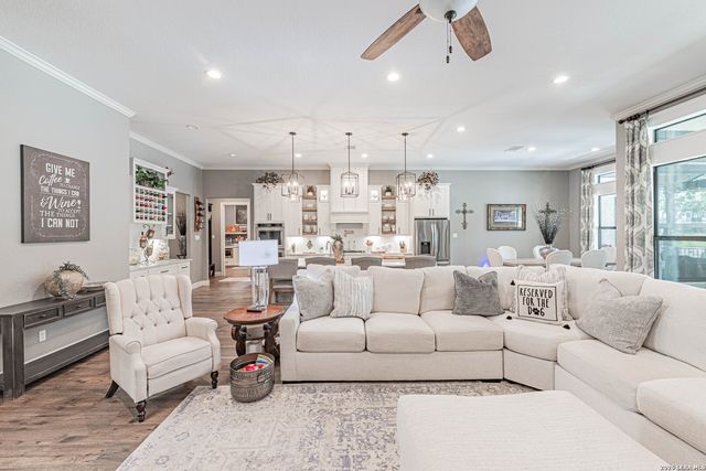 128 BRIDGEWATER DR, La Vernia, TX 78121