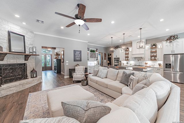128 BRIDGEWATER DR, La Vernia, TX 78121