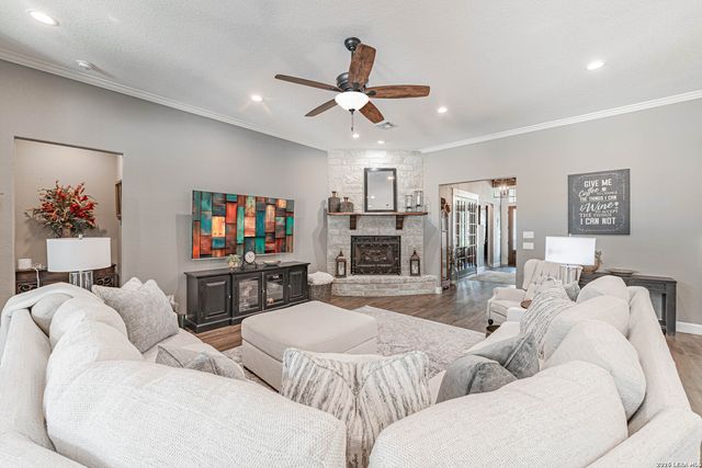 128 BRIDGEWATER DR, La Vernia, TX 78121