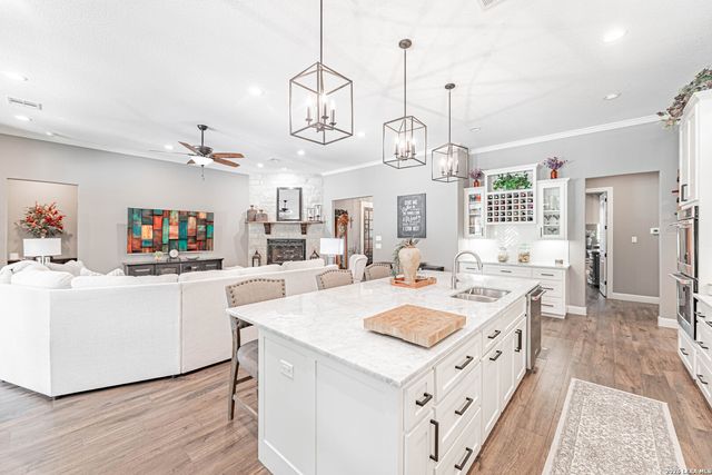 128 BRIDGEWATER DR, La Vernia, TX 78121