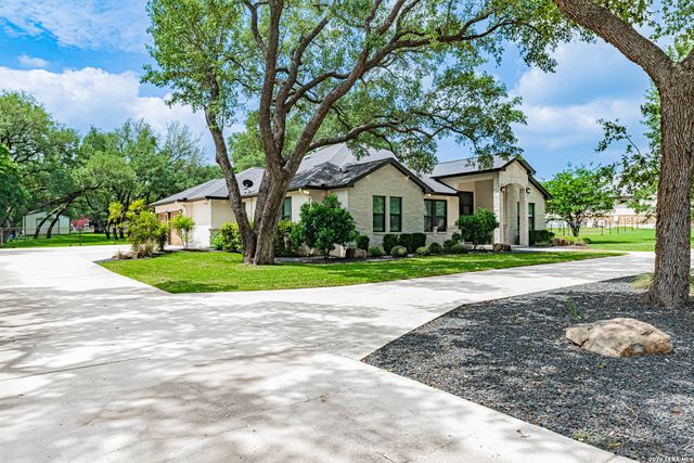 128 BRIDGEWATER DR, La Vernia, TX 78121