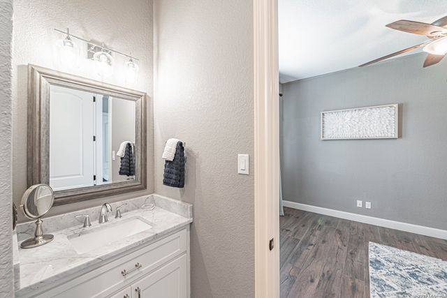 128 BRIDGEWATER DR, La Vernia, TX 78121