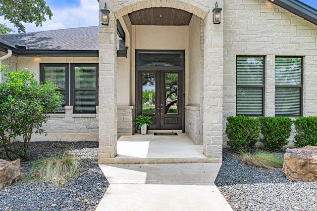 128 BRIDGEWATER DR, La Vernia, TX 78121