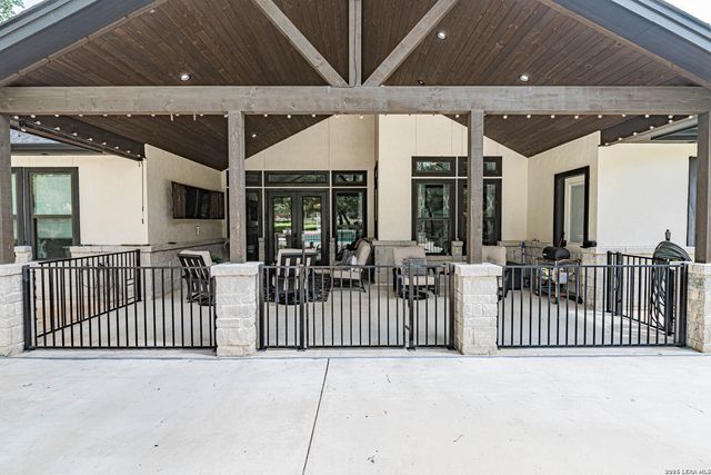 128 BRIDGEWATER DR, La Vernia, TX 78121