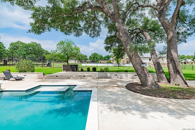 128 BRIDGEWATER DR, La Vernia, TX 78121