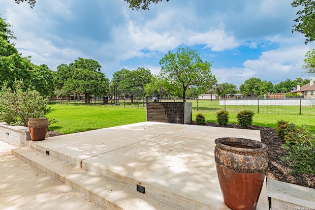 128 BRIDGEWATER DR, La Vernia, TX 78121