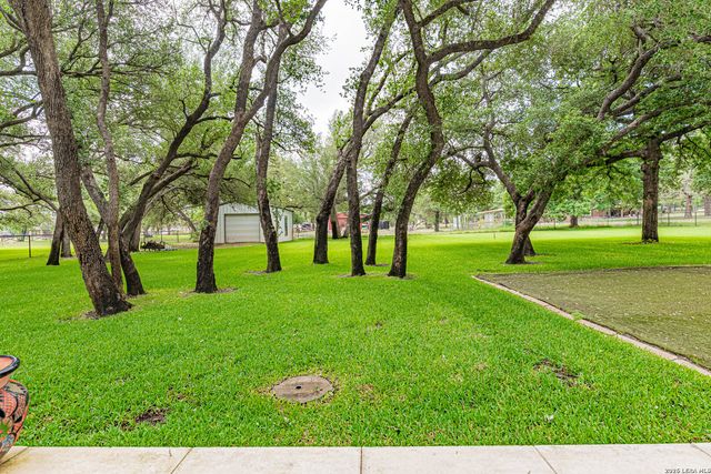 128 BRIDGEWATER DR, La Vernia, TX 78121