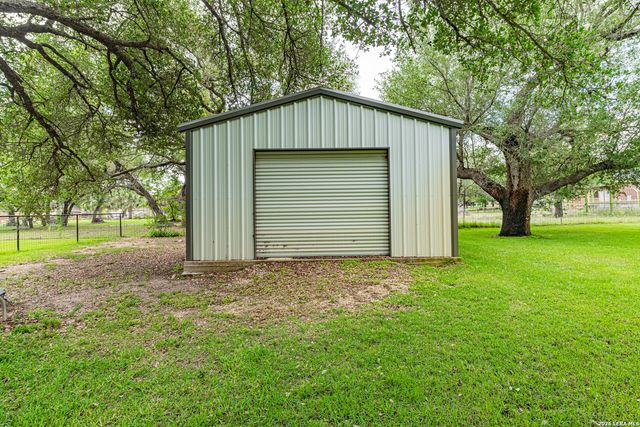 128 BRIDGEWATER DR, La Vernia, TX 78121