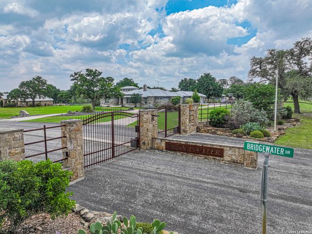 128 BRIDGEWATER DR, La Vernia, TX 78121