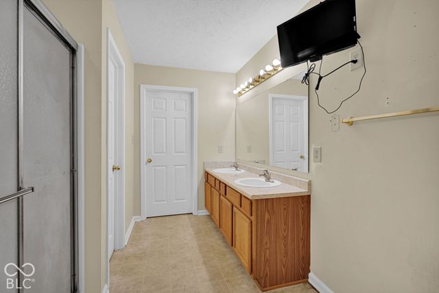 7807 Fox Glen Drive, Indianapolis, IN 46239