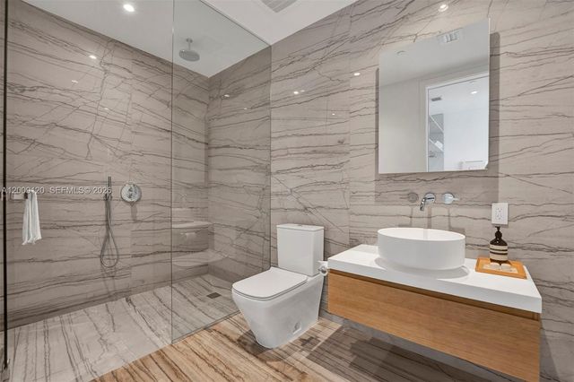 8701 Collins Ave 304, Miami Beach, FL 33154