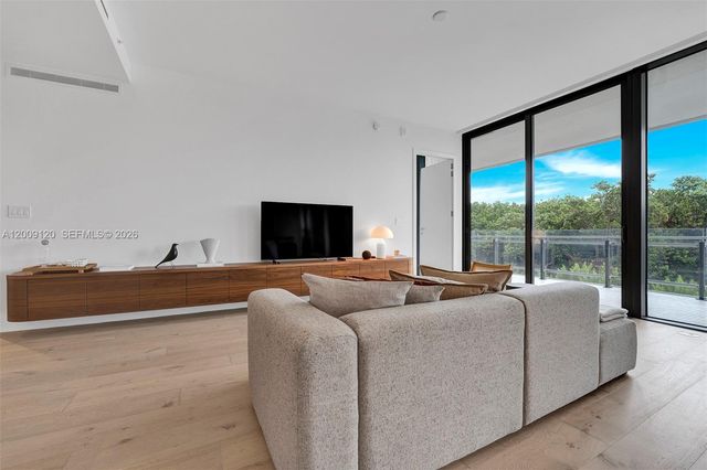 8701 Collins Ave 304, Miami Beach, FL 33154