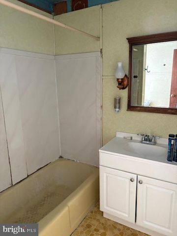 215 CHIPPEWA ST, Essington, PA 19029