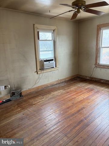 215 CHIPPEWA ST, Essington, PA 19029