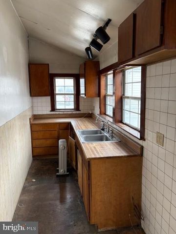 215 CHIPPEWA ST, Essington, PA 19029