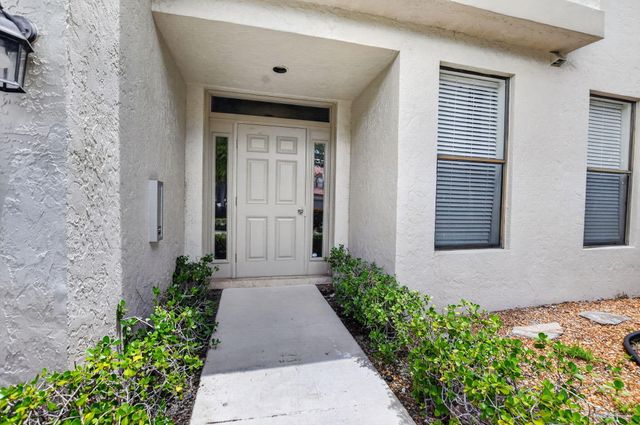 5801 Coach House Circle E, Boca Raton, FL 33486