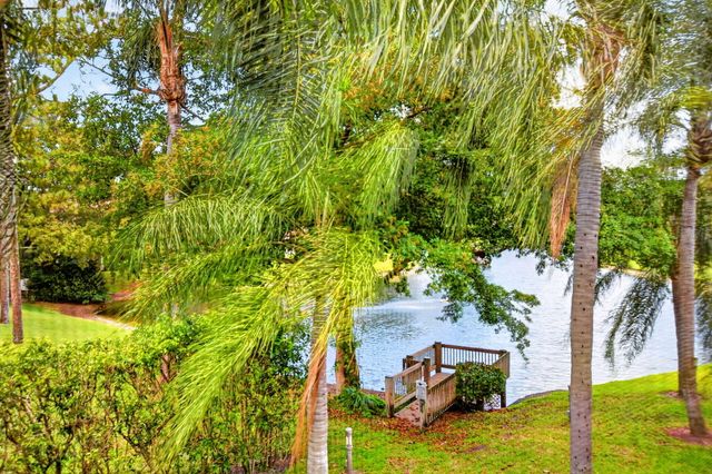 5801 Coach House Circle E, Boca Raton, FL 33486