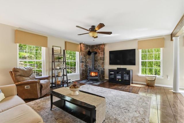 569 Deerfield Dr, Upper Nazareth Twp, PA 18064