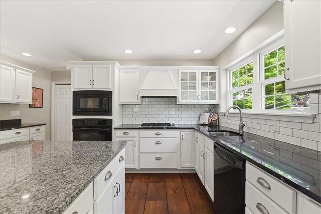569 Deerfield Dr, Upper Nazareth Twp, PA 18064