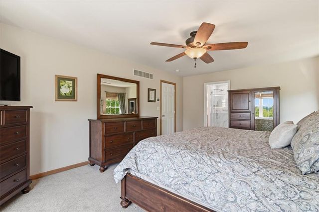 569 Deerfield Dr, Upper Nazareth Twp, PA 18064