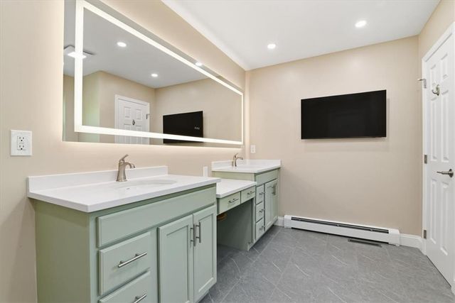 569 Deerfield Dr, Upper Nazareth Twp, PA 18064