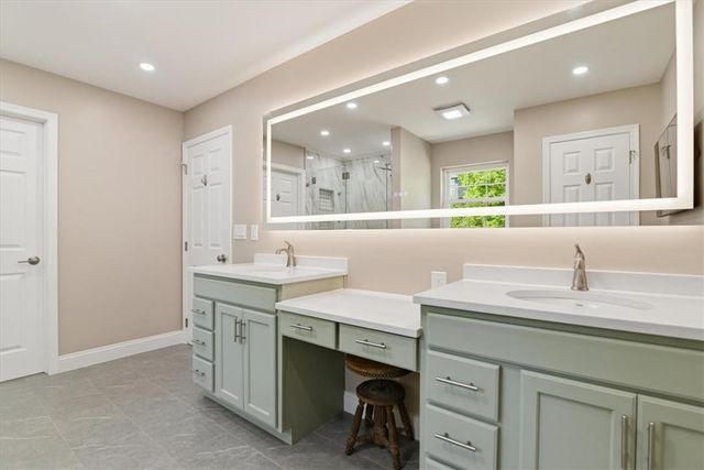 569 Deerfield Dr, Upper Nazareth Twp, PA 18064