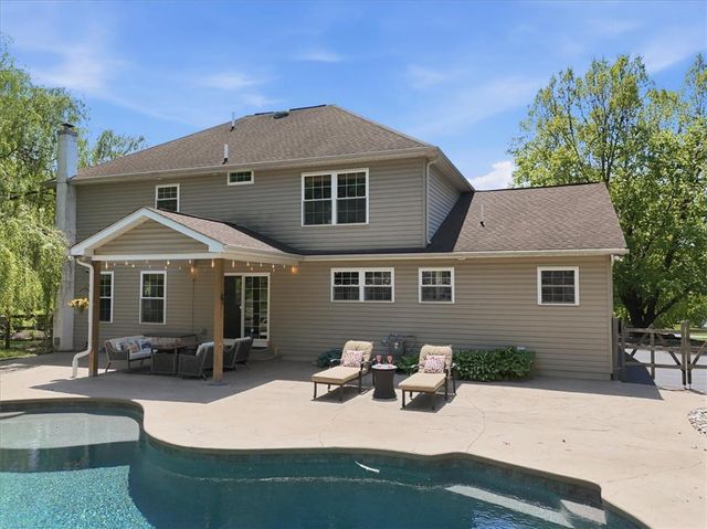 569 Deerfield Dr, Upper Nazareth Twp, PA 18064