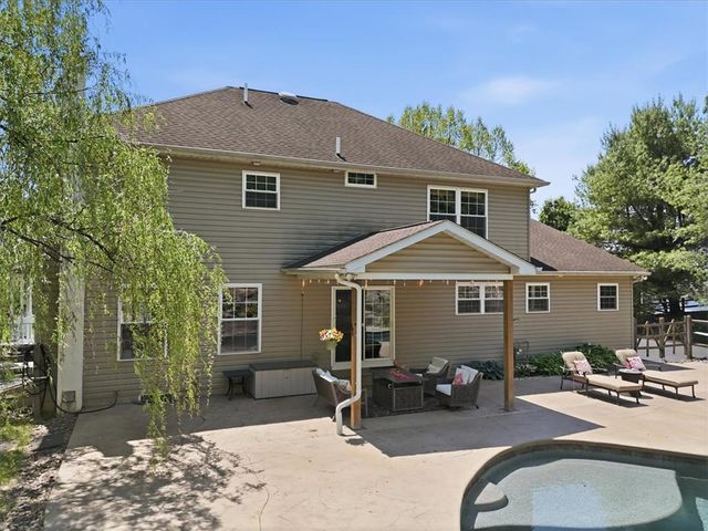 569 Deerfield Dr, Upper Nazareth Twp, PA 18064