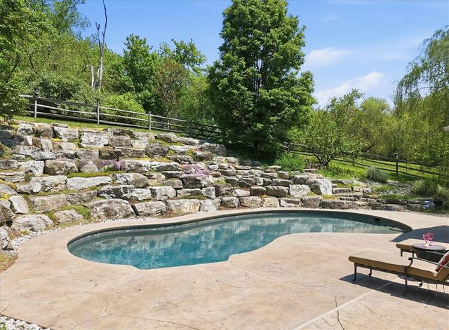 569 Deerfield Dr, Upper Nazareth Twp, PA 18064