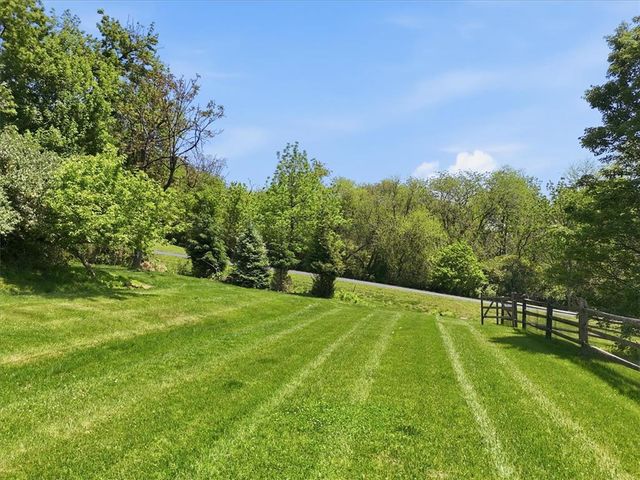 569 Deerfield Dr, Upper Nazareth Twp, PA 18064