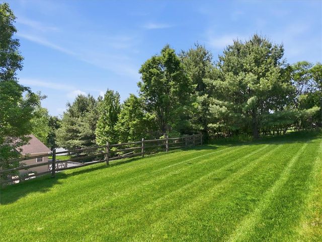 569 Deerfield Dr, Upper Nazareth Twp, PA 18064
