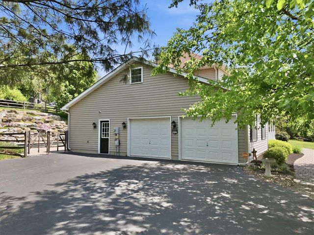 569 Deerfield Dr, Upper Nazareth Twp, PA 18064