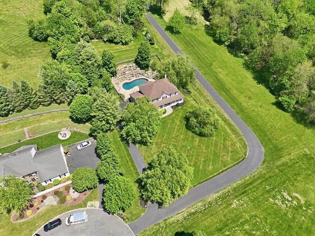 569 Deerfield Dr, Upper Nazareth Twp, PA 18064