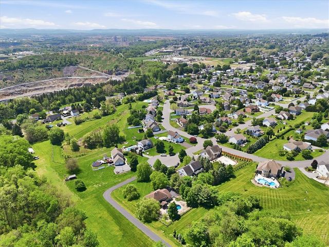 569 Deerfield Dr, Upper Nazareth Twp, PA 18064