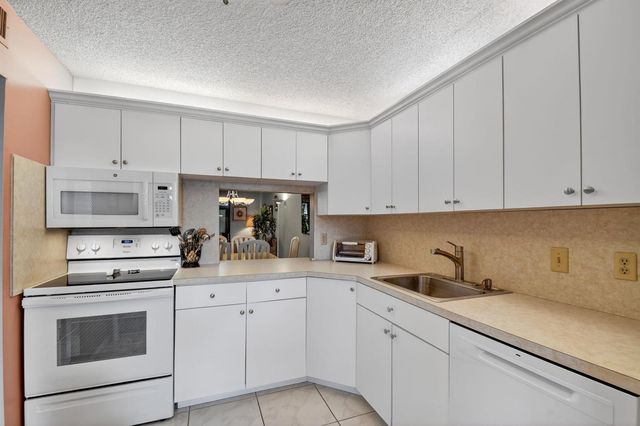 145 Lake Nancy Lane 128, West Palm Beach, FL 33411